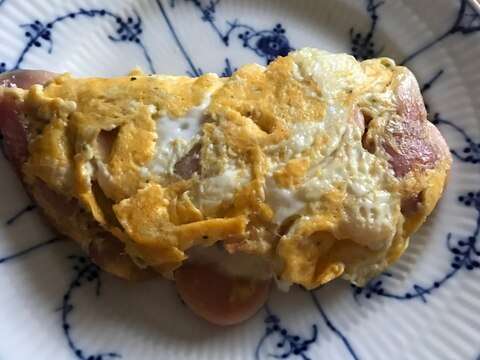 紫玉ねぎと魚肉ソーセージのチーズオムレツ